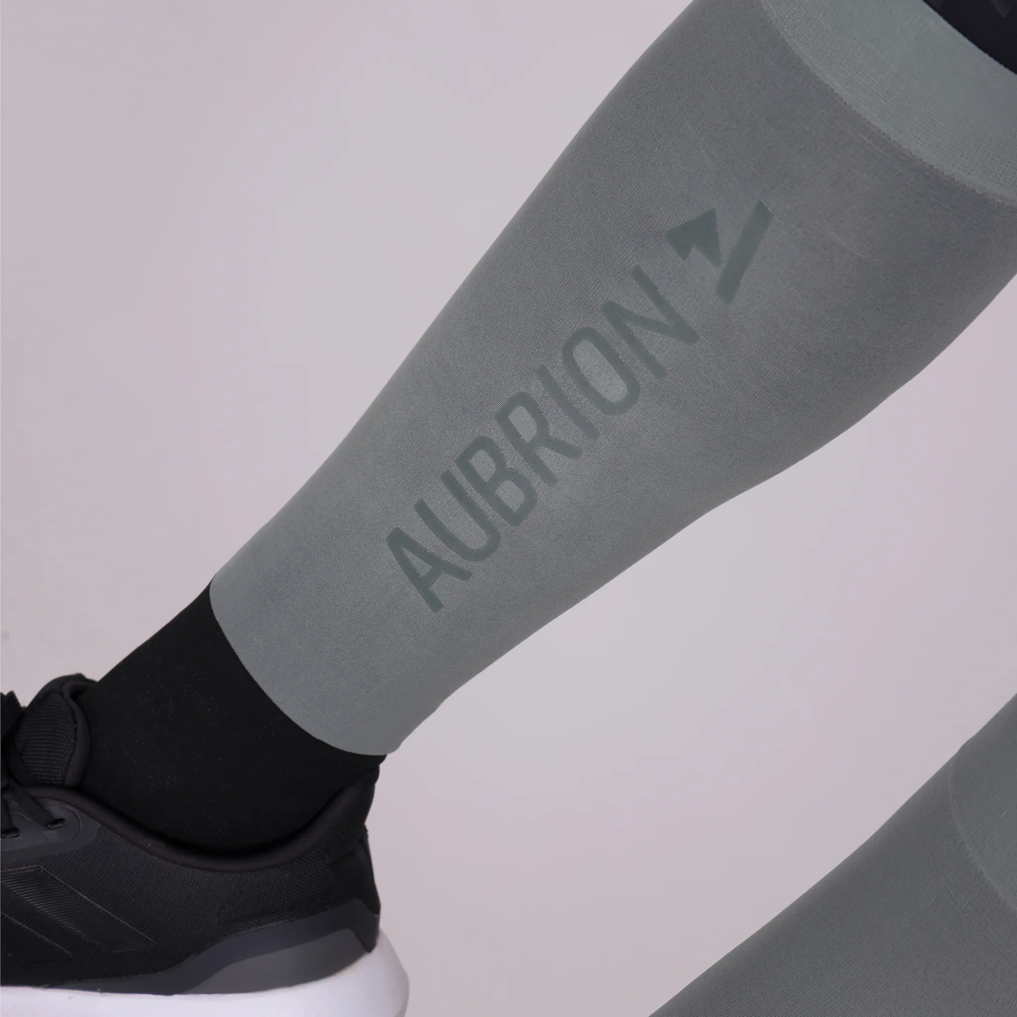 Shires Aubrion React Performance Socks Sage Adult - Image 3