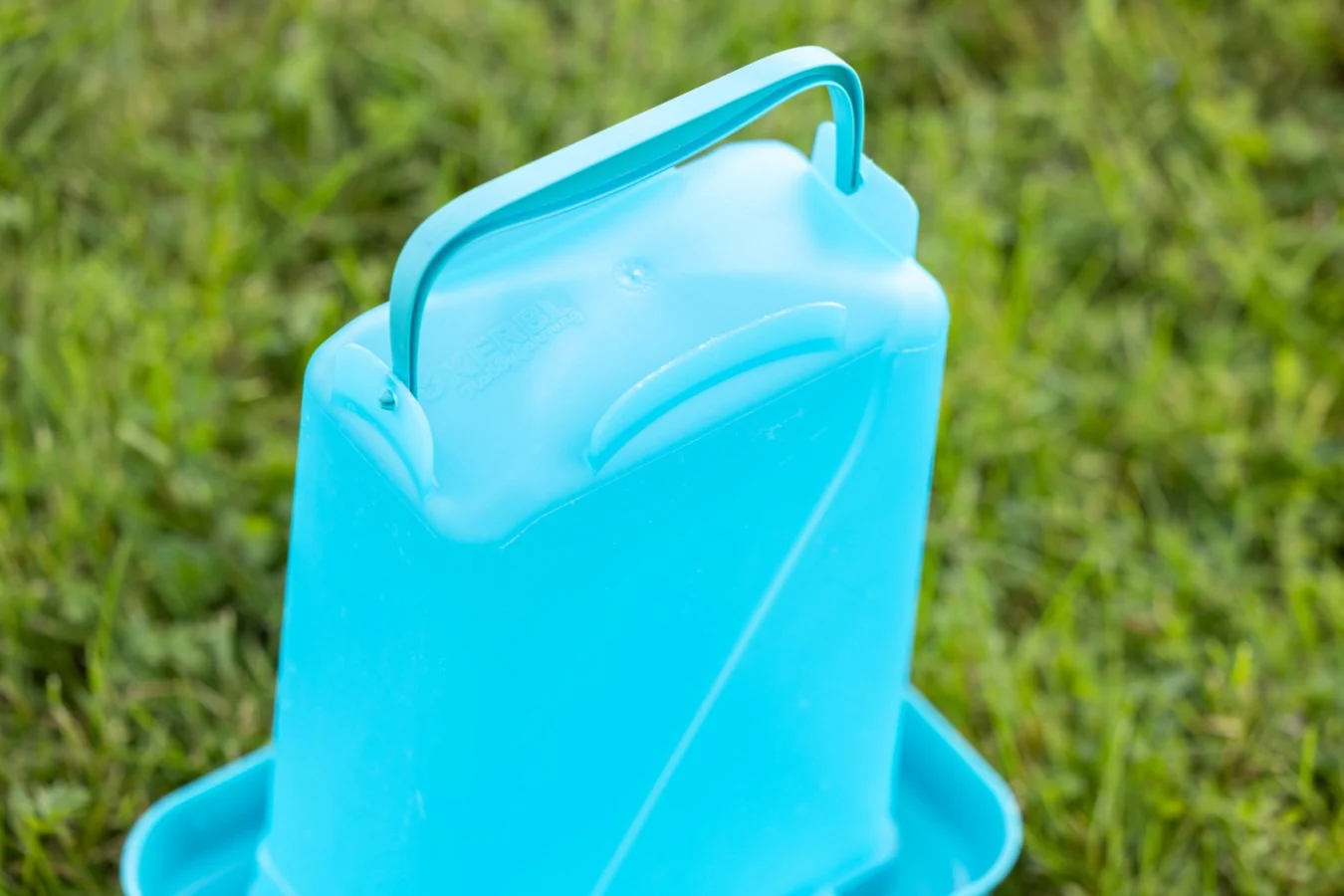 Poultry Drinker With Feet 3.5 Litres Blue - Image 3