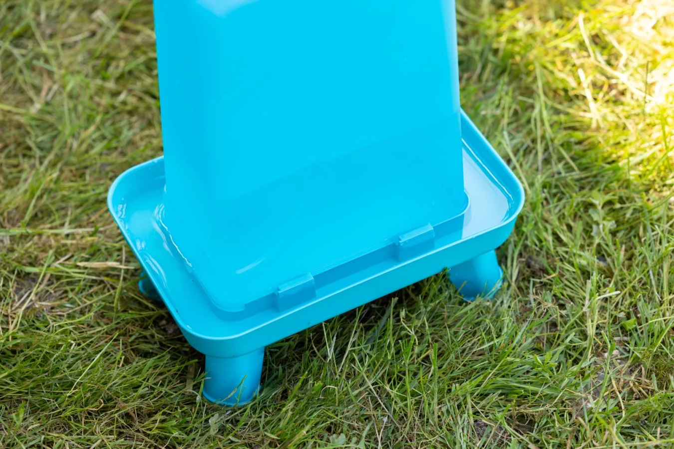 Poultry Drinker With Feet 3.5 Litres Blue - Image 4