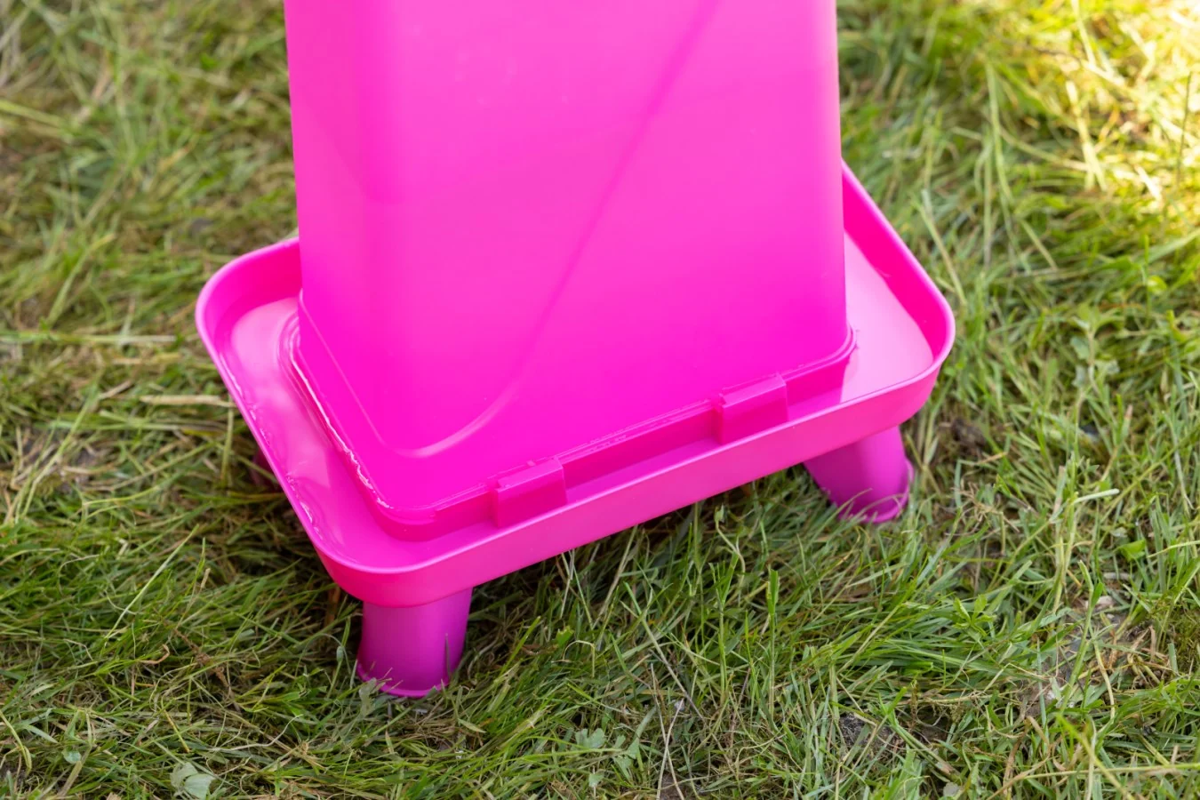 Poultry Drinker With Feet 5.5 Litre Pink - Image 4
